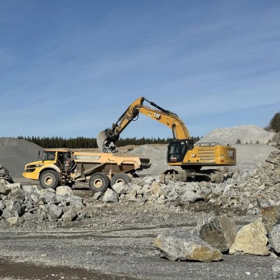 Caterpillar 340HW och Volvo A45G
